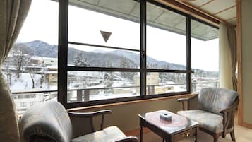 Traditionele kamer, uitzicht op rivier (Japanese Style) | Woonruimte | Flatscreentelevisie