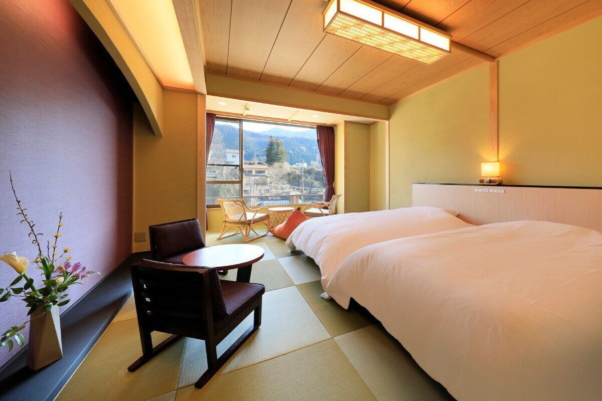Basic Twin Room | Minibar, desk, WiFi (free), bed sheets