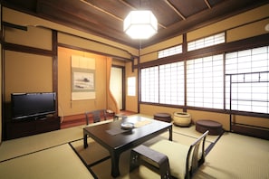 Traditional-Zimmer (Japanese Style, Private Open-air Bath) | Wohnbereich | Flachbildfernseher