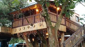 Gallery Tree House, 1 Bedroom, Patio, Courtyard Area | Desk, WiFi (free), bed sheets