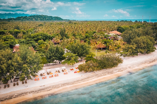 En la playa, camastros, sombrillas y toallas de playa
