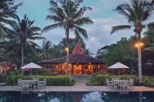 Outdoor pool, pool umbrellas, sun loungers
