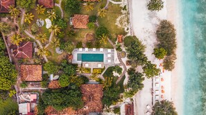 Trên bãi biển, ghế dài tắm nắng, dù trên bãi biển, khăn tắm biển 