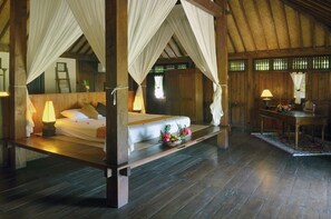 Minibar, Zimmersafe, Schreibtisch, Zustellbetten