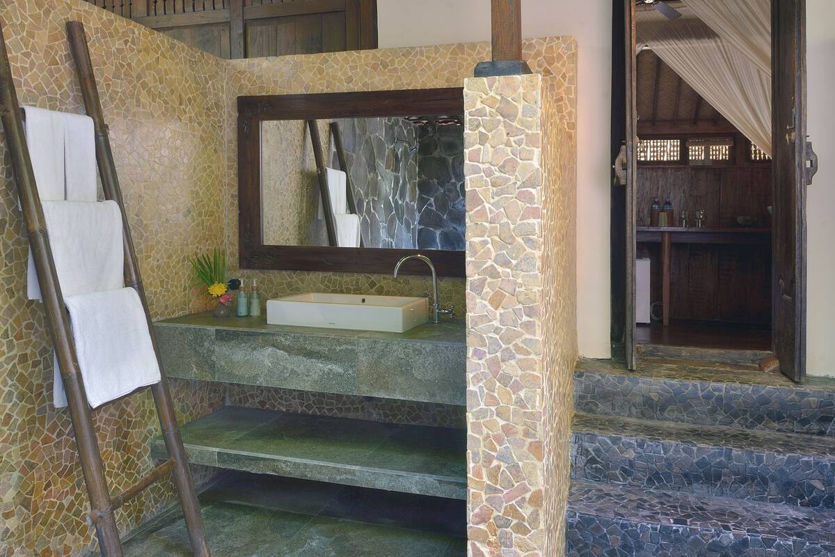 shower, rainfall showerhead, free toiletries, hair dryer