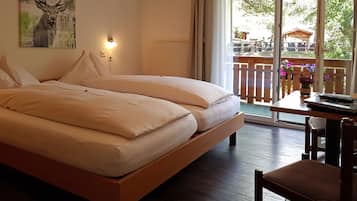 Kahden hengen huone (Cosy) | Tallelokero huoneessa, työpöytä, ilmaiset vauvansängyt, lisävuoteet