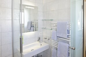 Buồng tắm vòi sen, đồ dùng nhà tắm miễn phí 