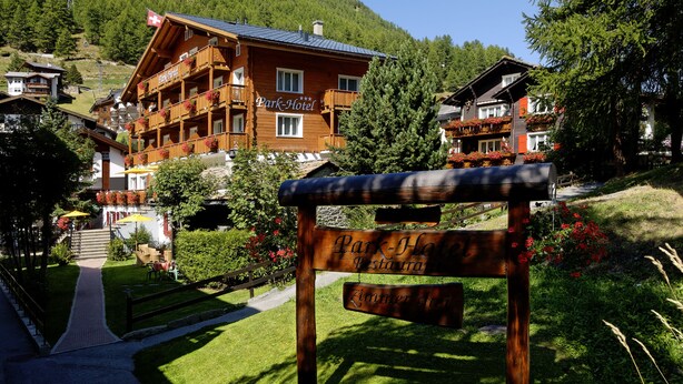 A wooden signpost with 'Park Hotel' and 'Zimmer-Fest' directions. - Parkhotel Saas- Fee (Saas-Fee)