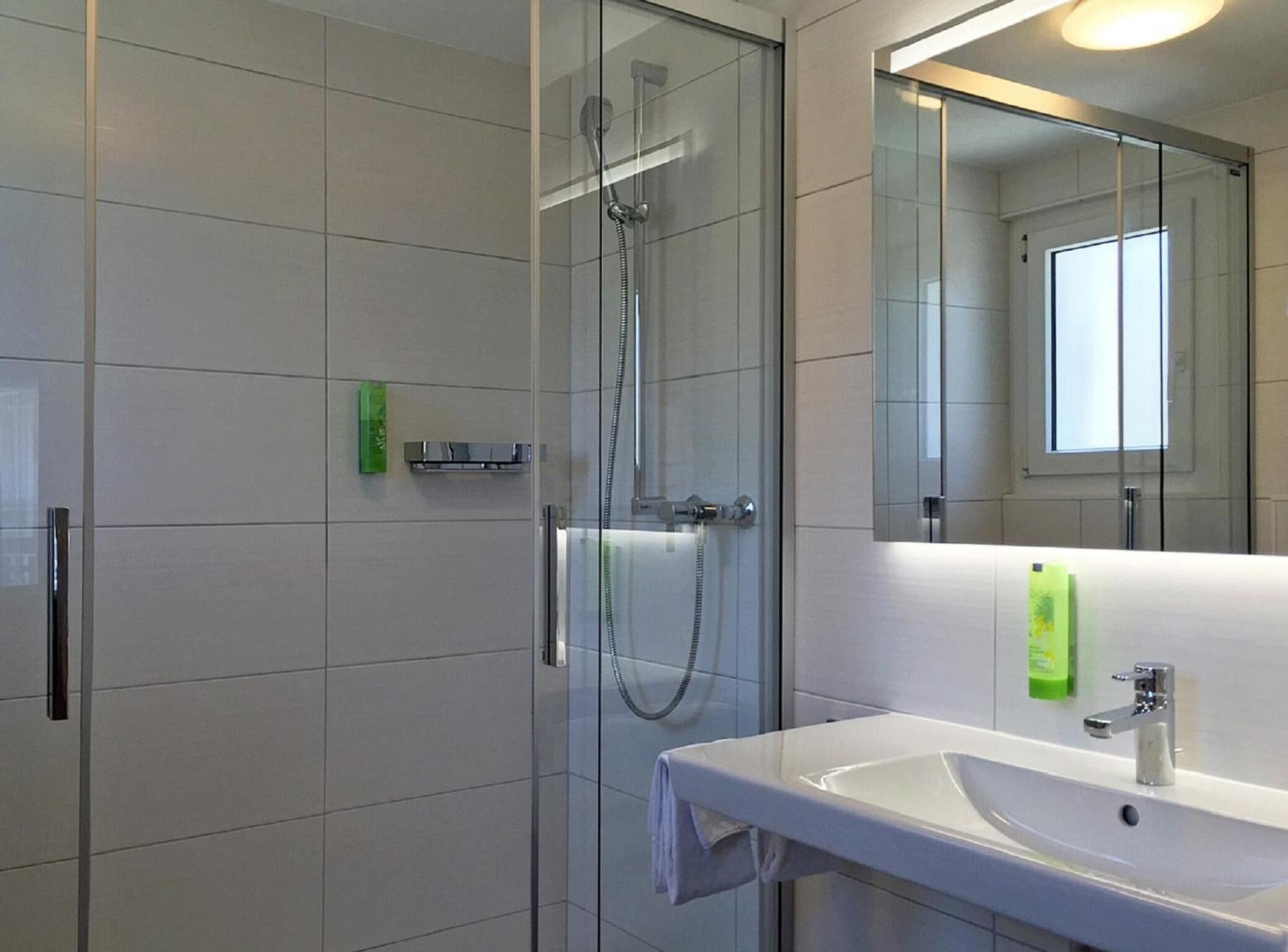 shower, free toiletries