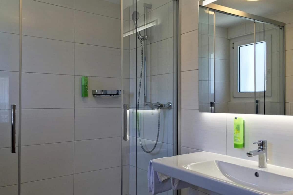 shower, free toiletries