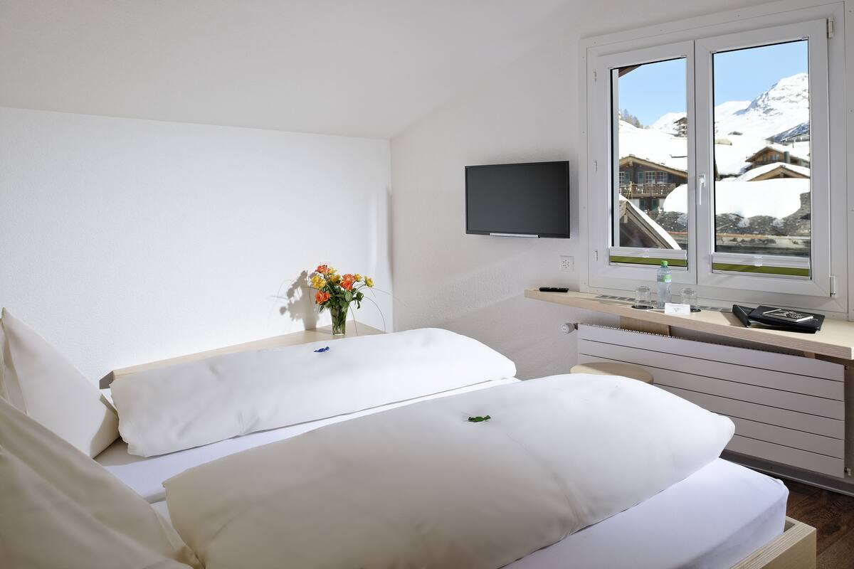 Double Room (Modern) | In-room safe, desk, cribs (free), rollaway beds (surcharge)