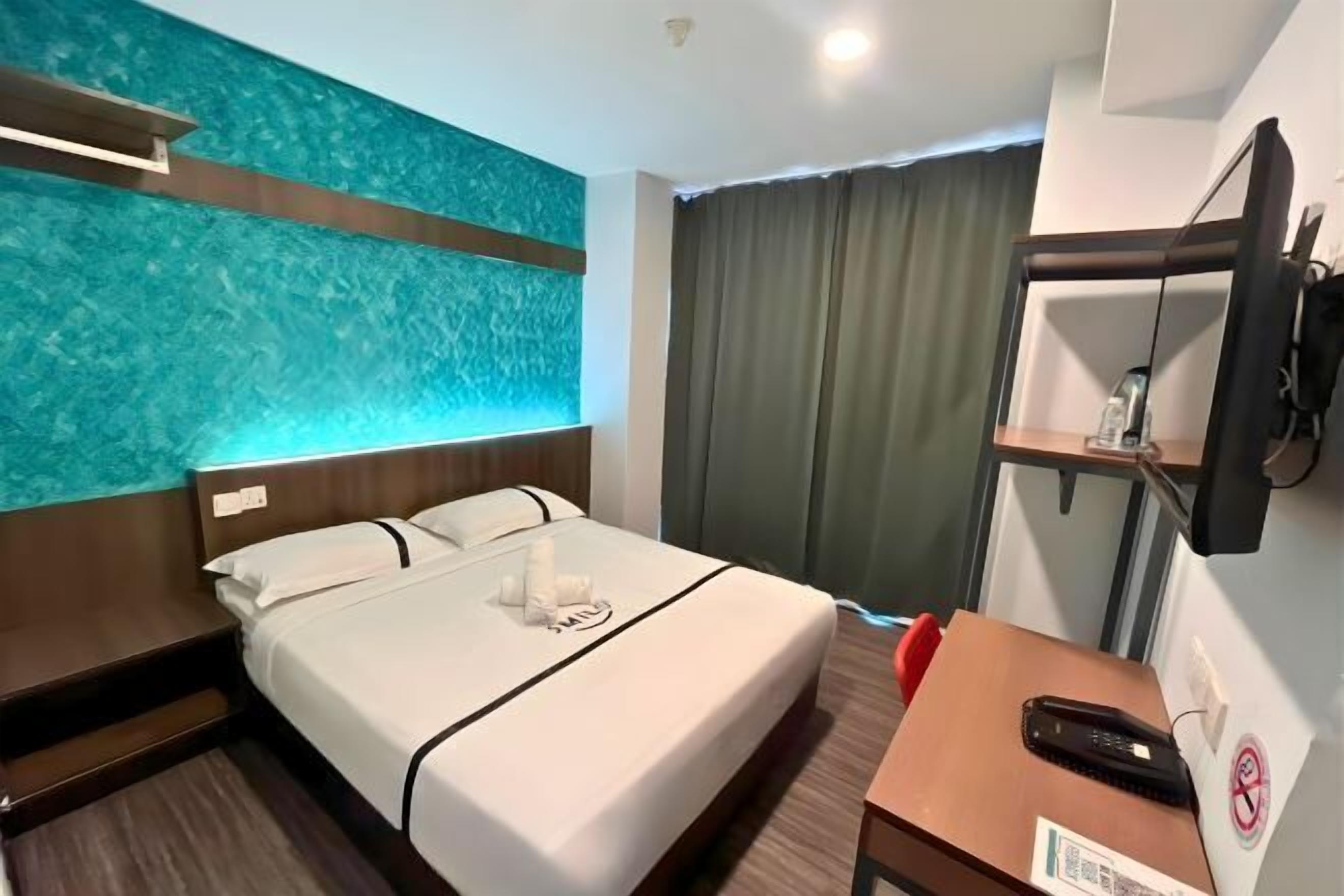 Een bureau, geluiddichte muren, een strijkplank/strijkijzer