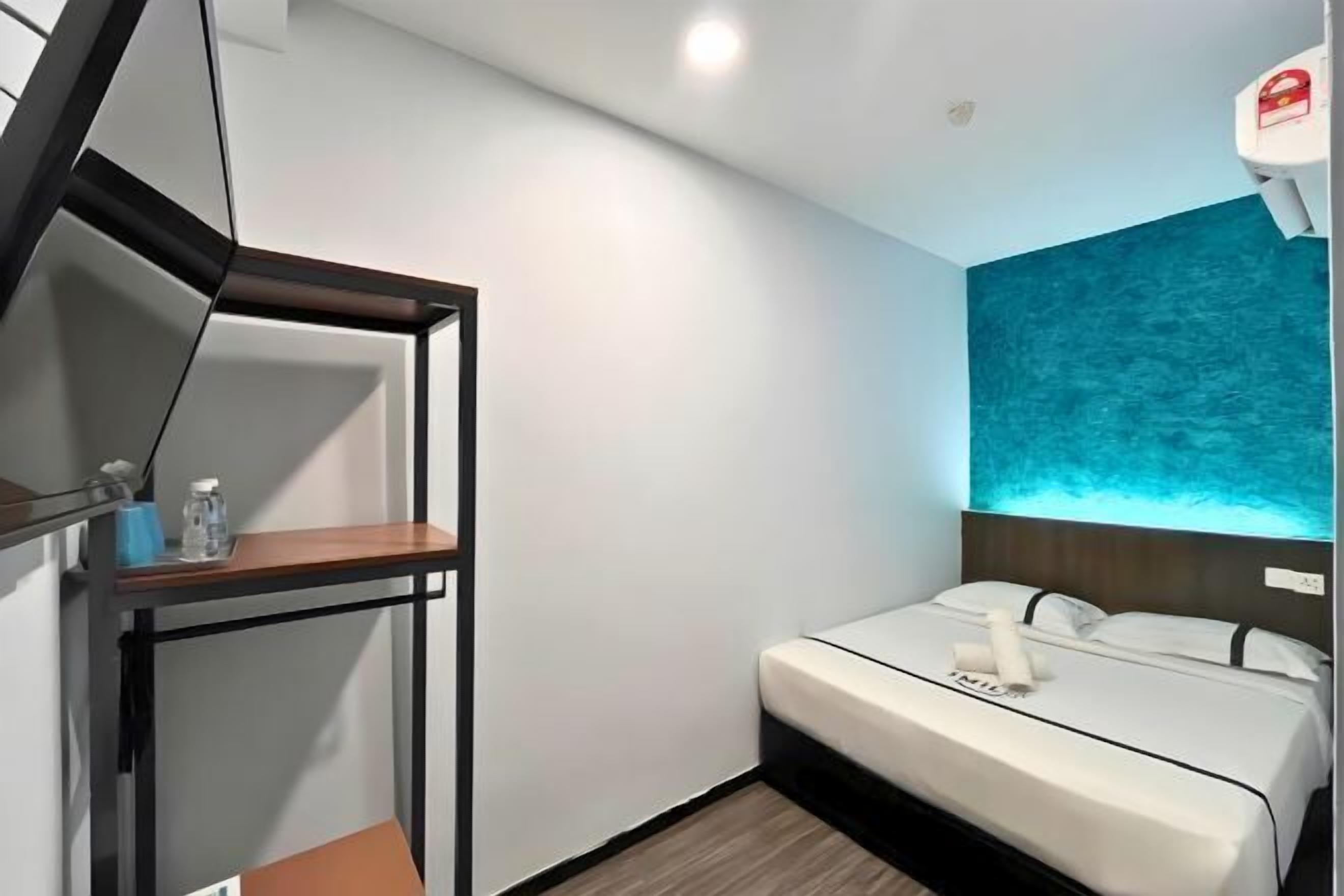 Een bureau, geluiddichte muren, een strijkplank/strijkijzer