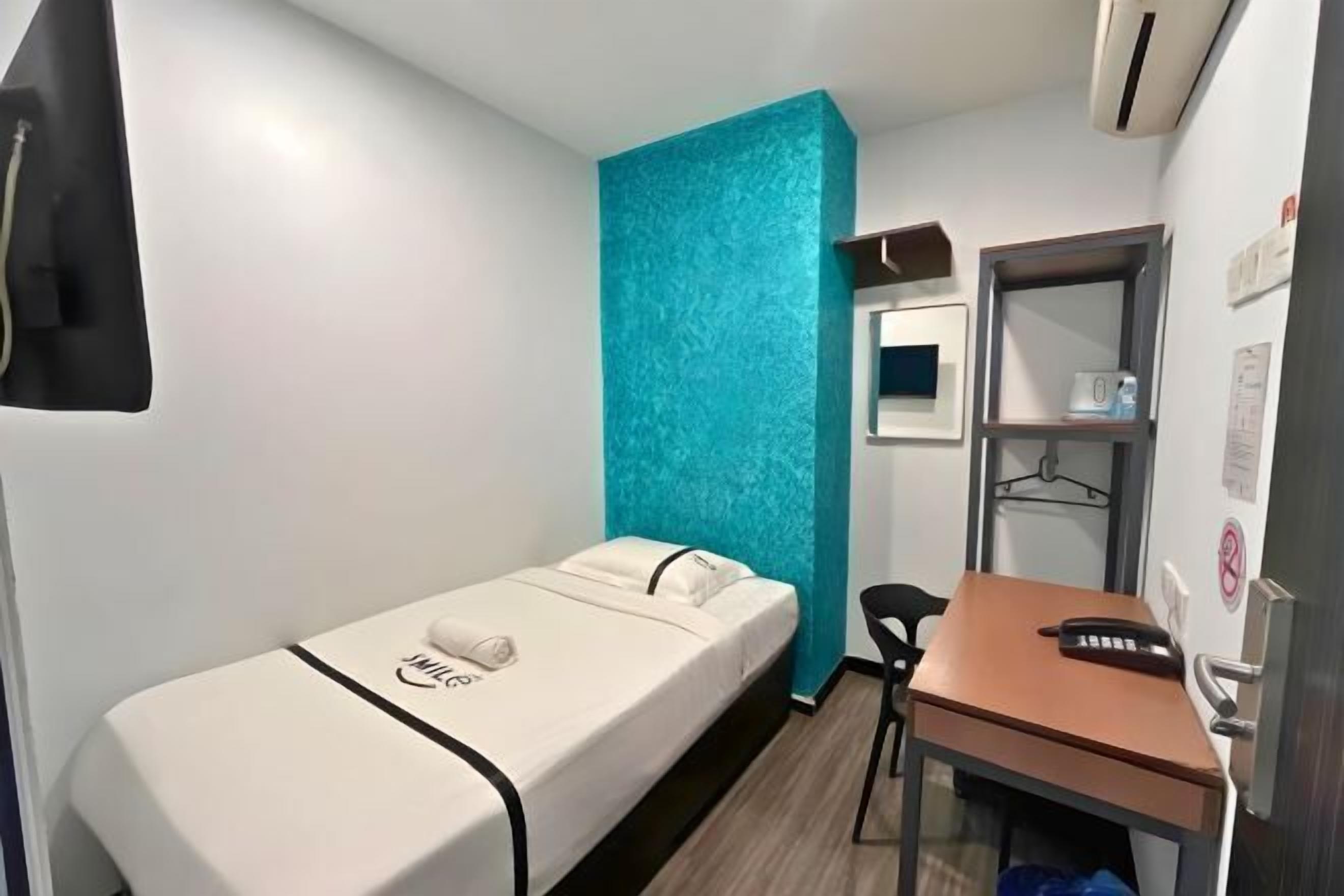 Een bureau, geluiddichte muren, een strijkplank/strijkijzer