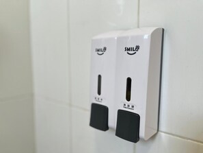 Shower, rainfall showerhead, hair dryer, bidet - Smile Hotel Cheras Pudu KL (Kuala Lumpur)