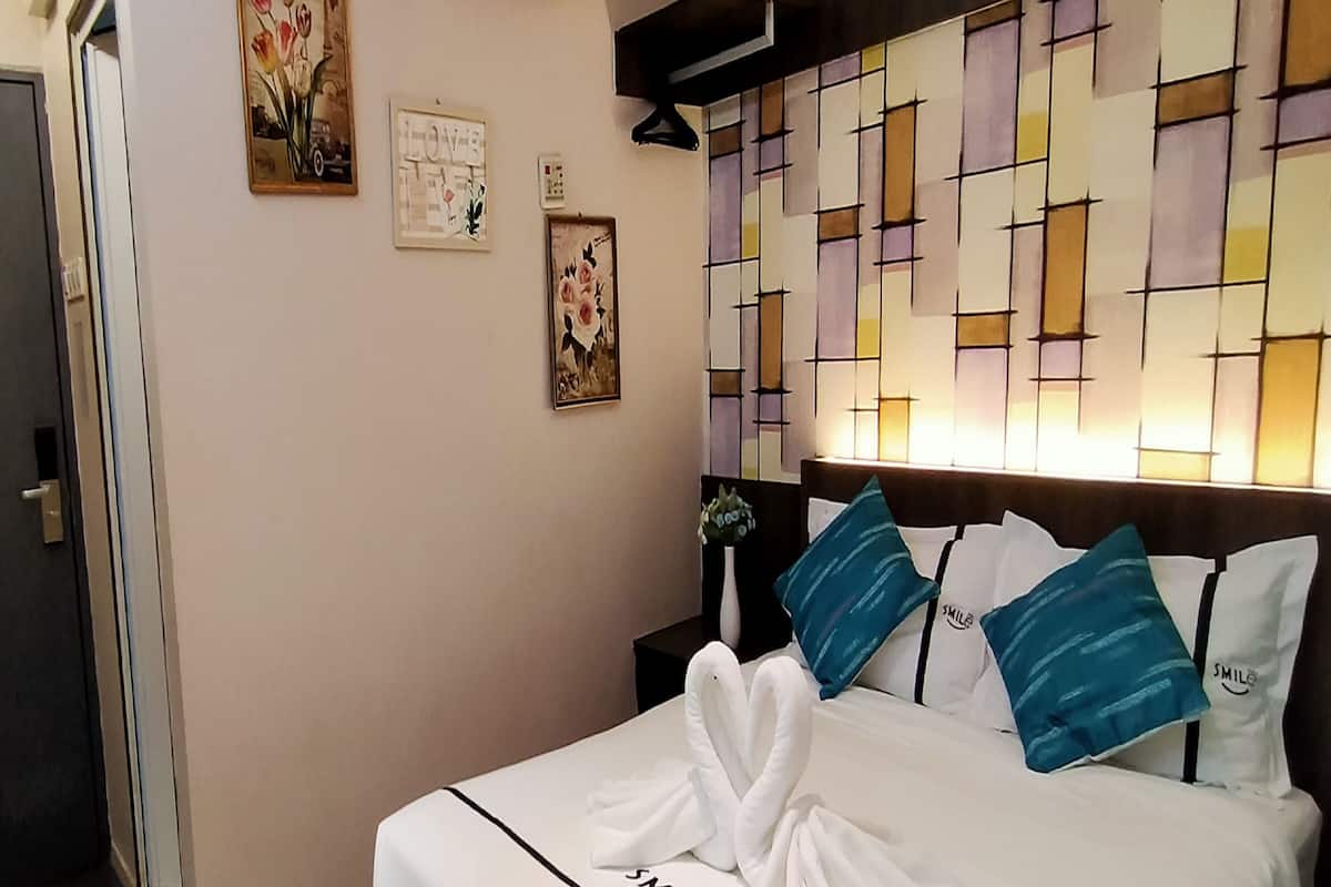 Romantic Room | Desk, soundproofing, iron/ironing board, rollaway beds