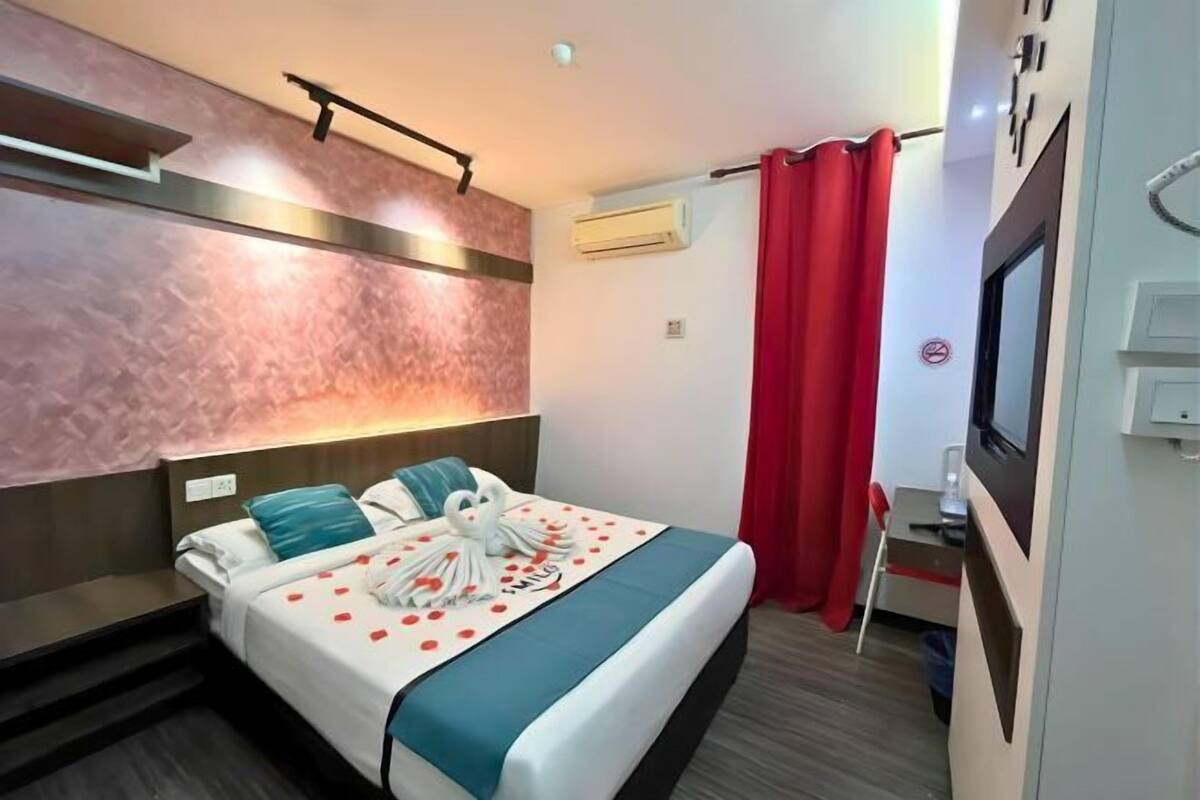 Työpöytä, äänieristys, silitysrauta/-lauta, lisävuoteet