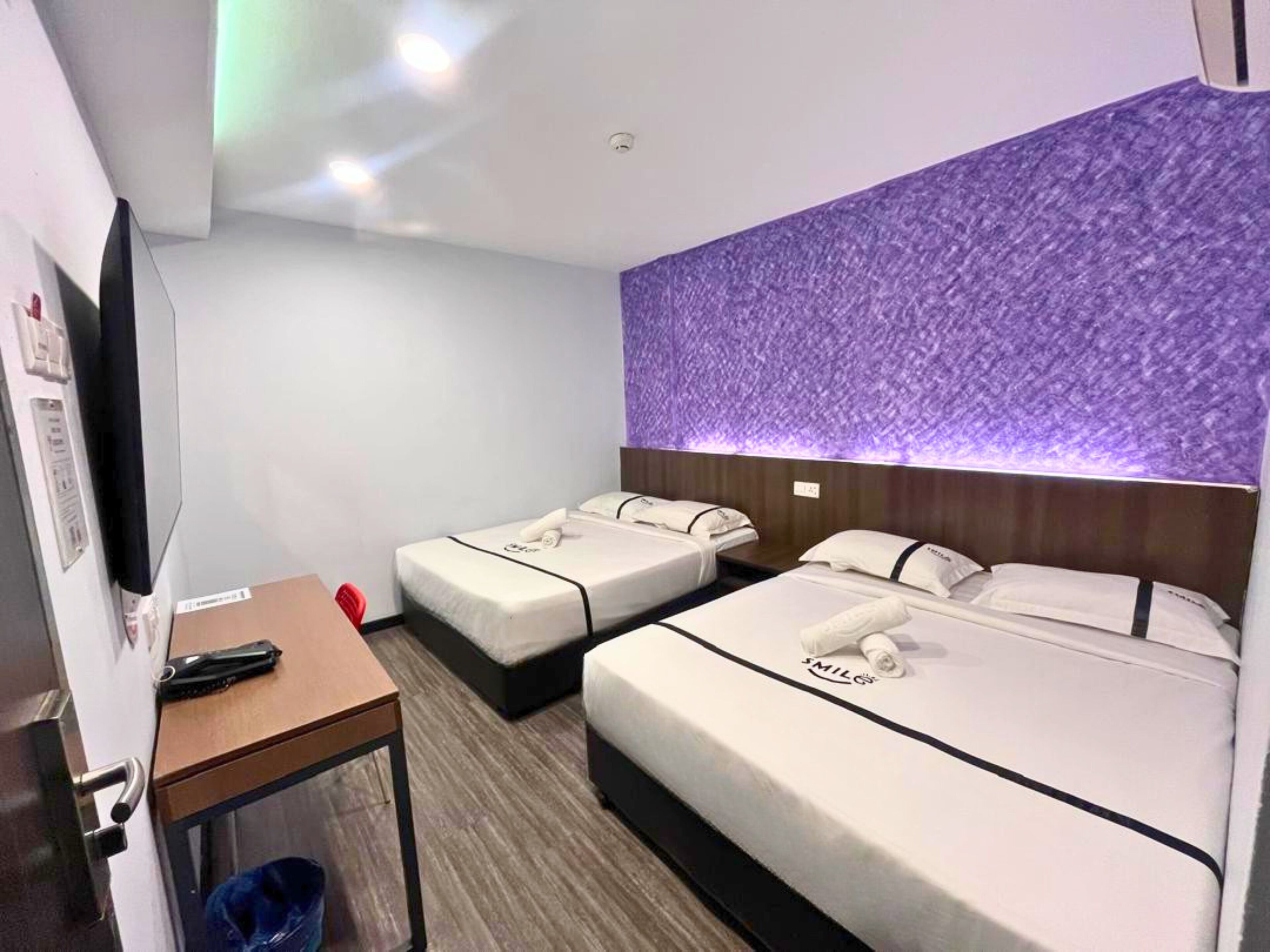 Vierpersoonskamer | Een bureau, geluiddichte muren, een strijkplank/strijkijzer