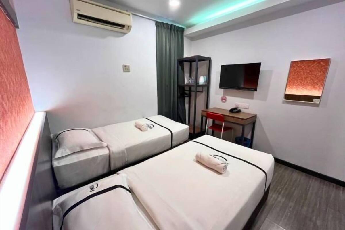 Työpöytä, äänieristys, silitysrauta/-lauta, lisävuoteet