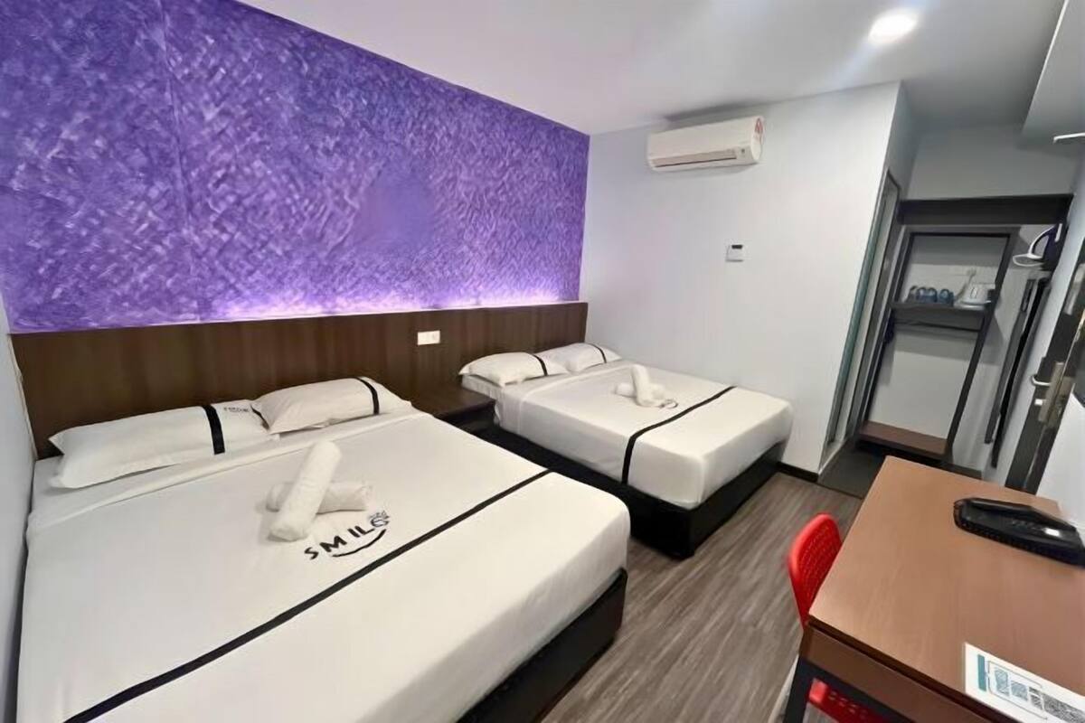 Työpöytä, äänieristys, silitysrauta/-lauta, lisävuoteet