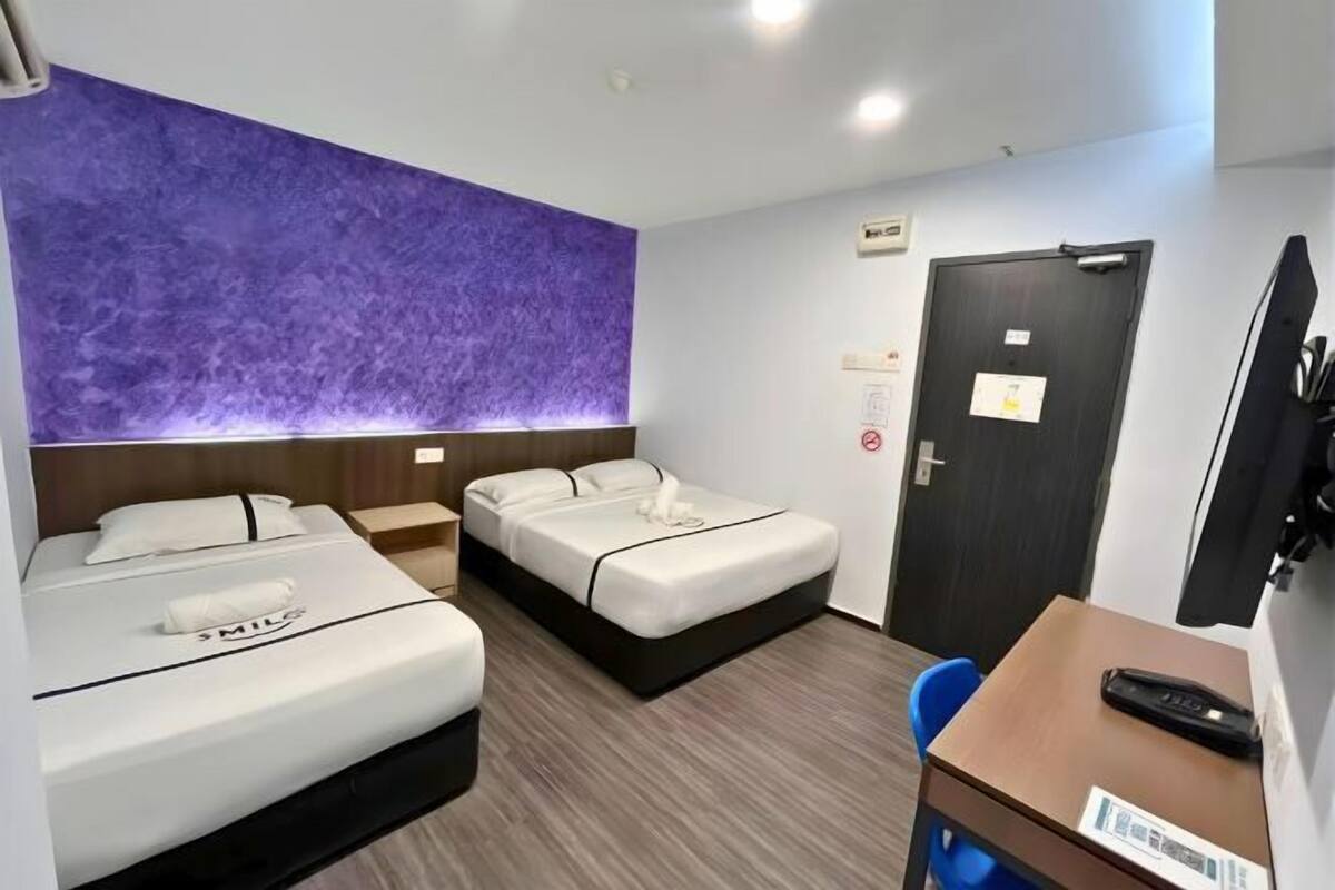 Työpöytä, äänieristys, silitysrauta/-lauta, lisävuoteet