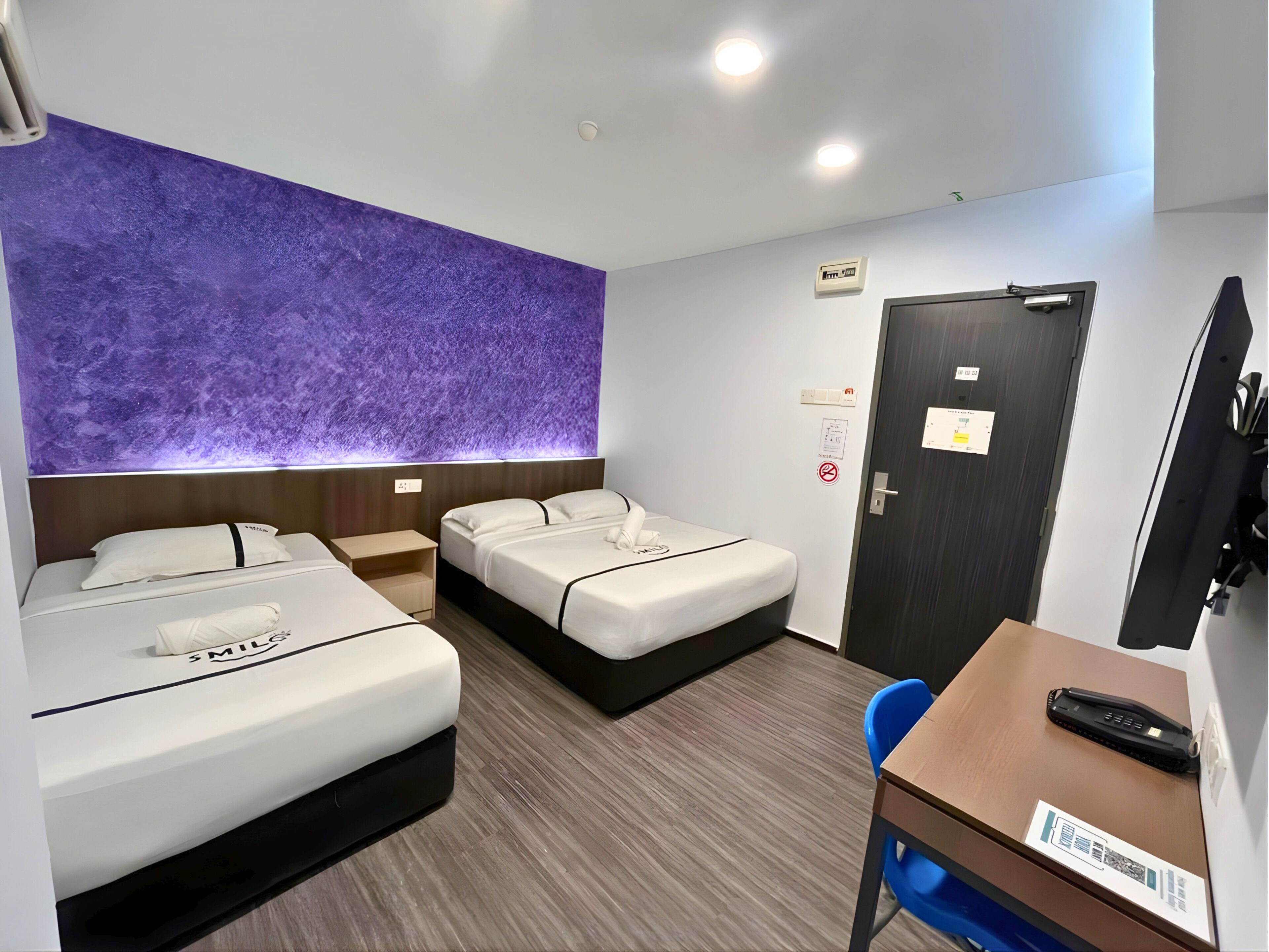 Driepersoonskamer | Een bureau, geluiddichte muren, een strijkplank/strijkijzer