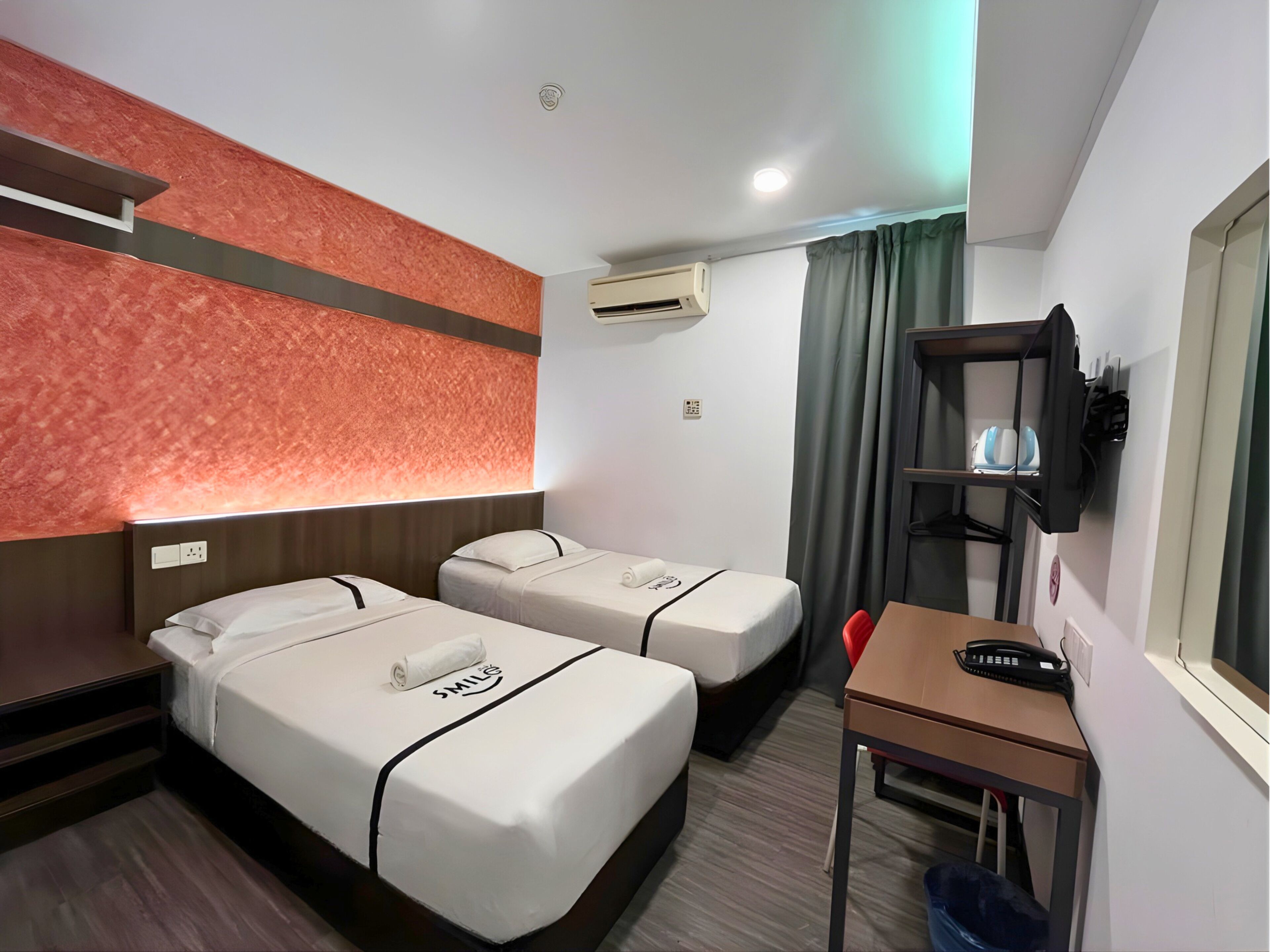 Eenvoudige Twin kamer, 2 eenpersoonsbedden | Een bureau, geluiddichte muren, een strijkplank/strijkijzer