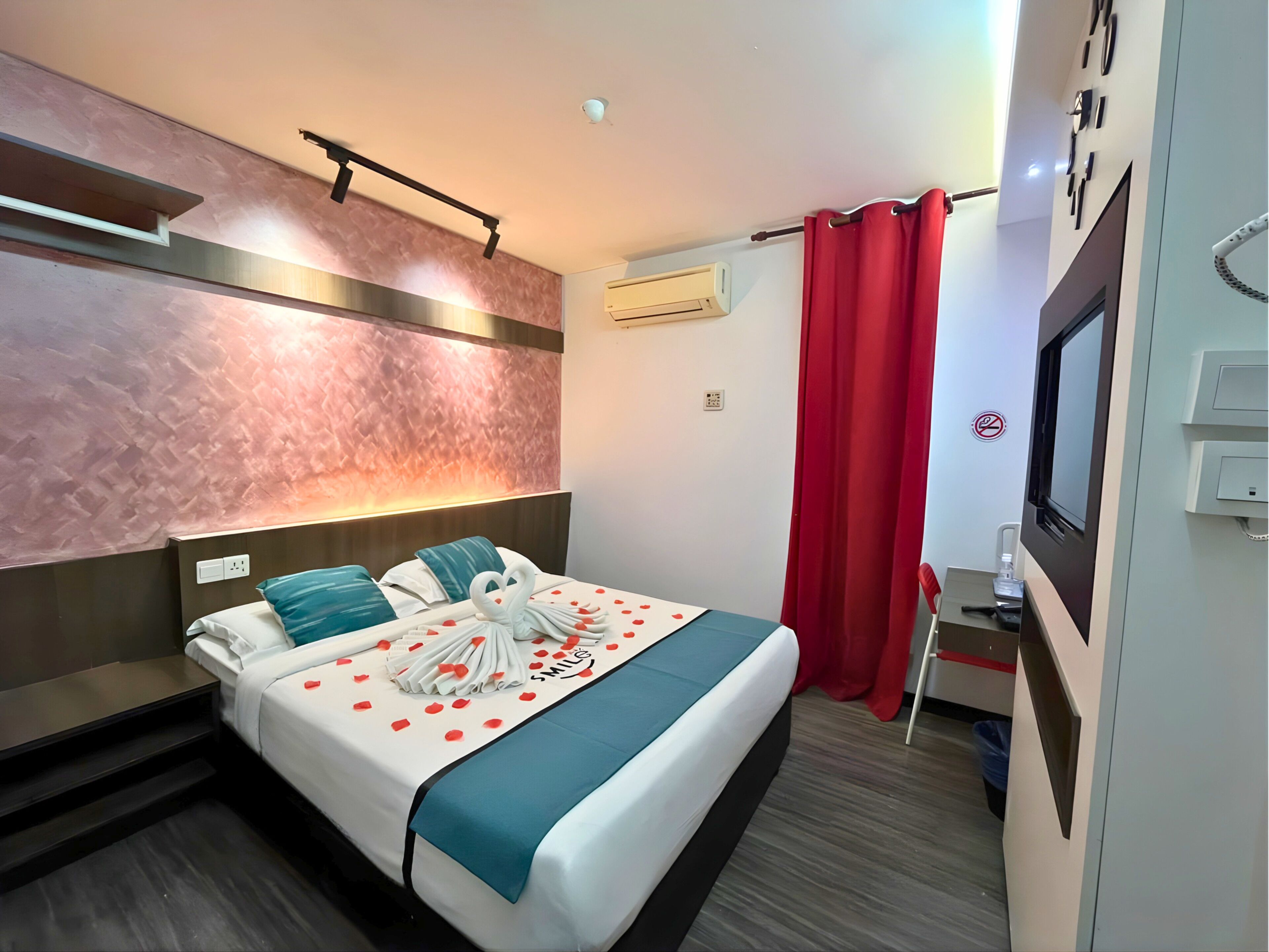 Romantische kamer | Een bureau, geluiddichte muren, een strijkplank/strijkijzer