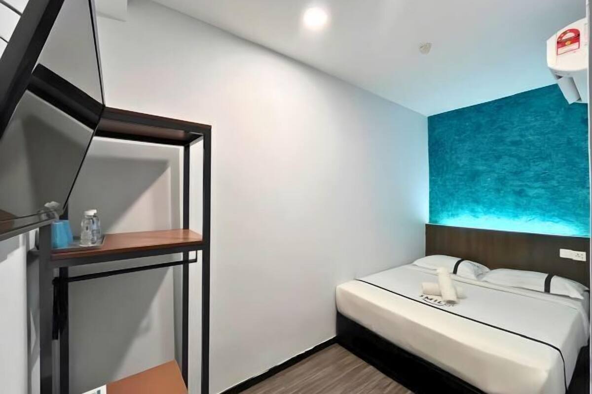 Työpöytä, äänieristys, silitysrauta/-lauta, lisävuoteet