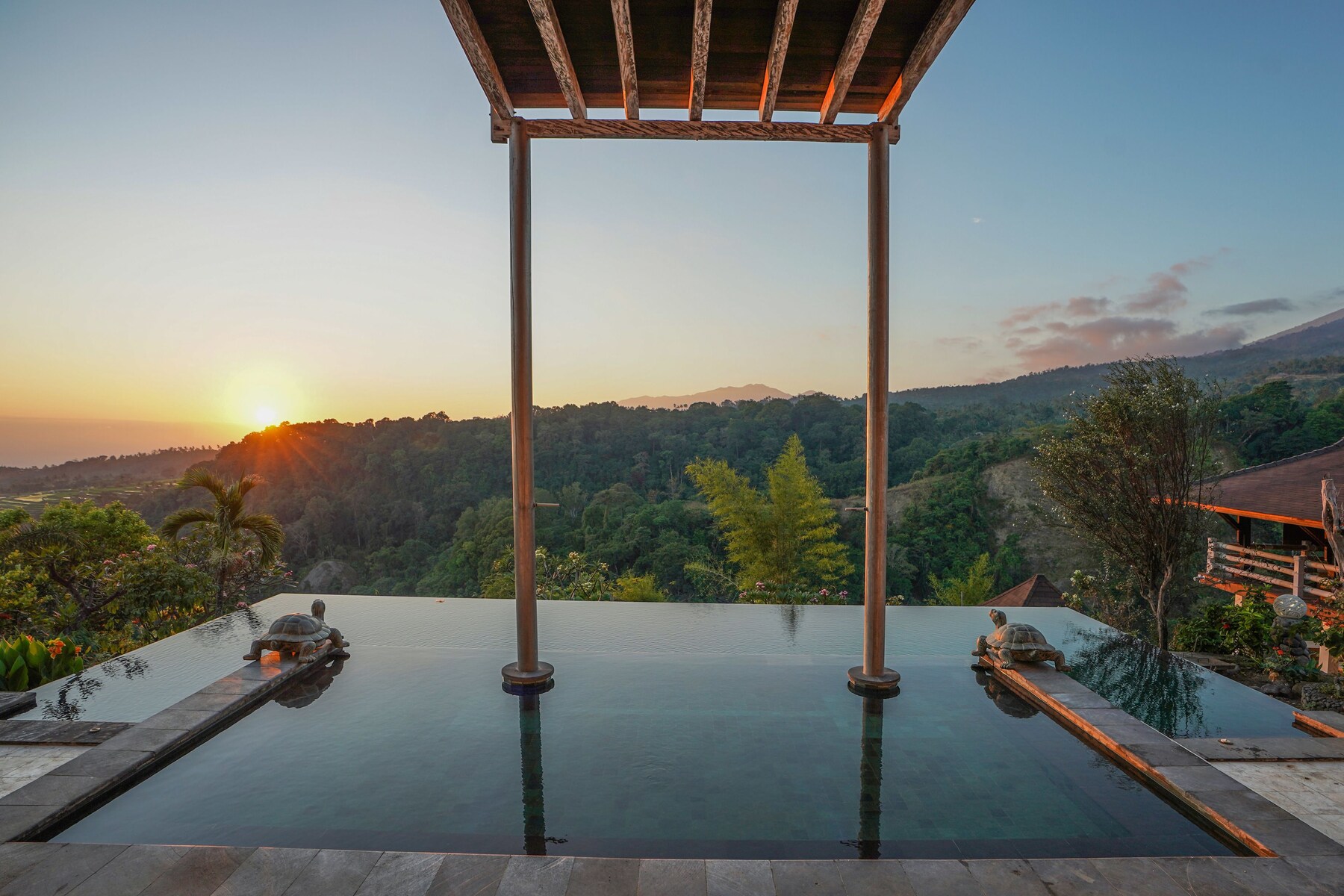 2 outdoor pools, pool loungers