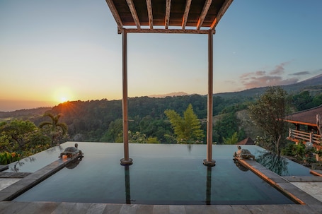 2 piscinas al aire libre, tumbonas. Rinjani Lodge