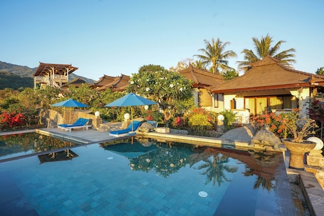2 outdoor pools, pool loungers