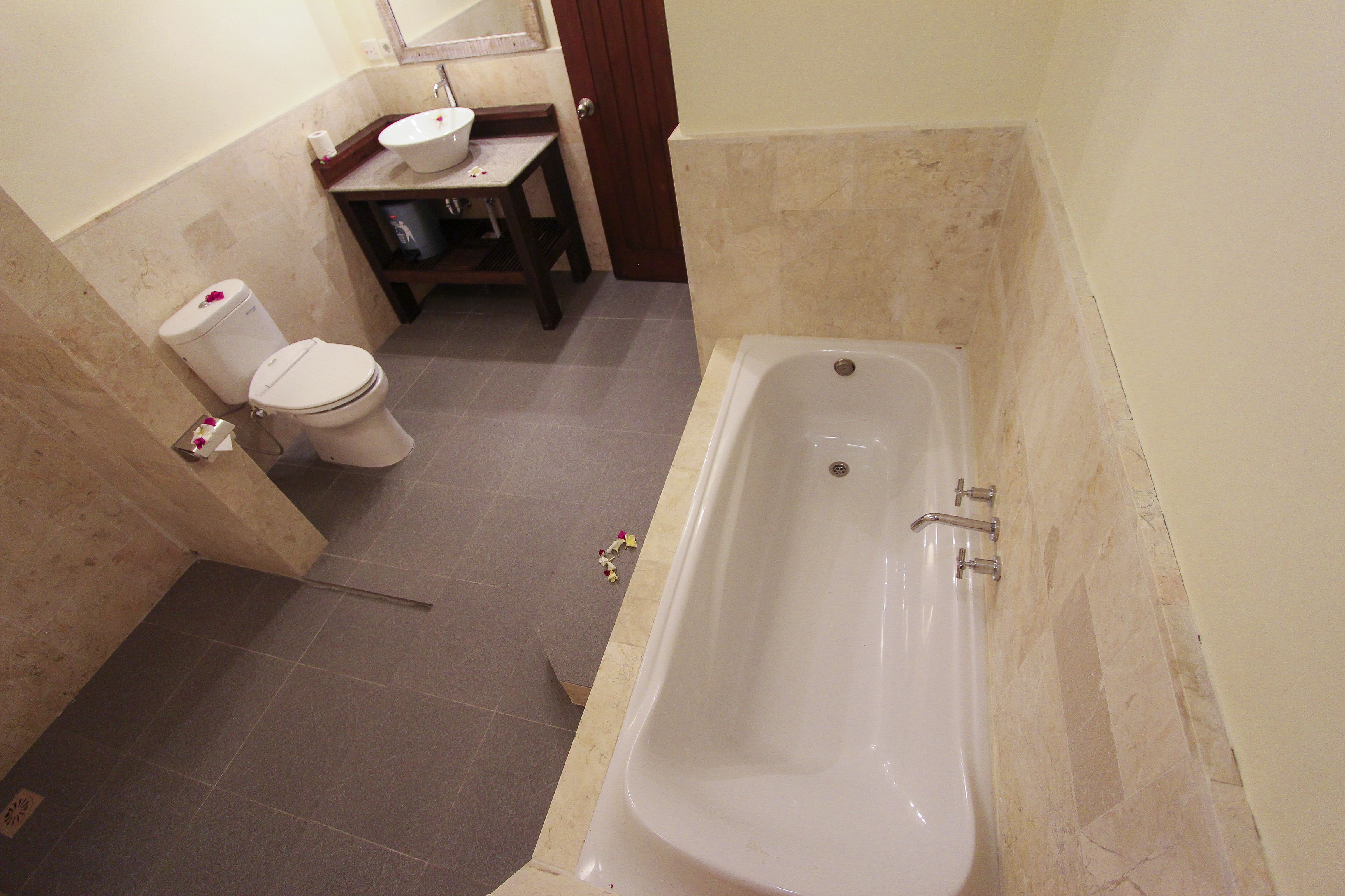 deluxe triple room | bathroom | free toiletries, hair dryer, towels