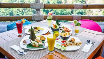์์นจ ์์ฌ, ์ ์ฌ ์์ฌ ๋ฐ ์ ๋
์์ฌ ์ ๊ณต