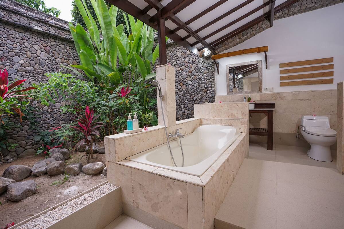 double room | bathroom | free toiletries, hair dryer, towels