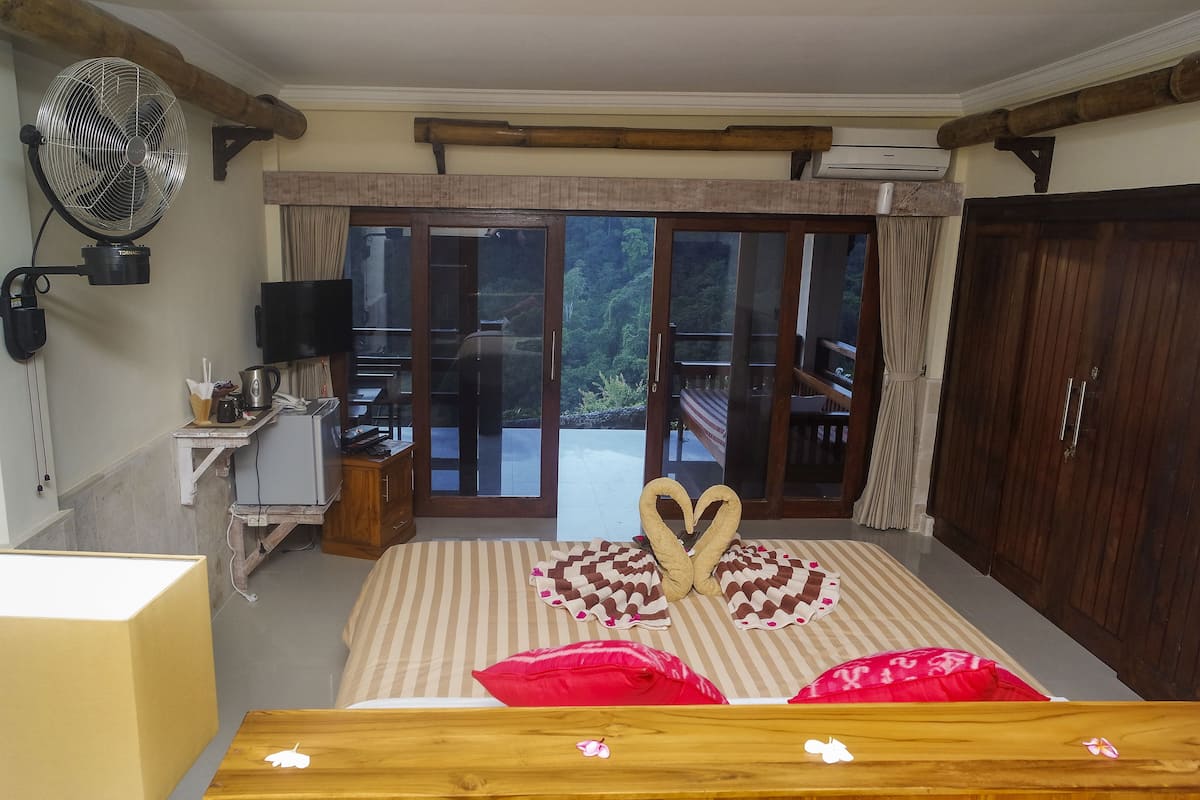 family room | minibar, in-room safe, desk, rollaway beds