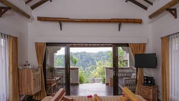 Habitación doble | Minibar, caja de seguridad en la habitación, escritorio y camas extra