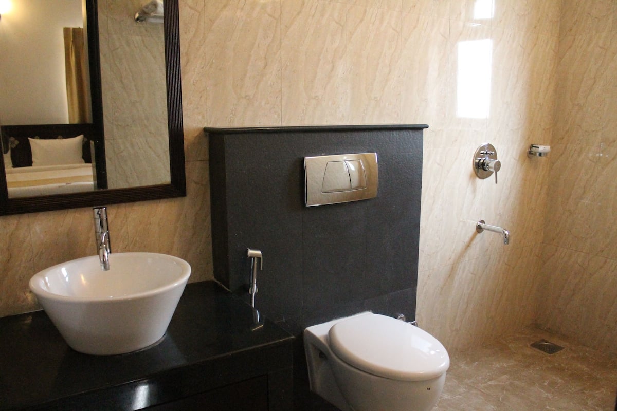 Een douche, gratis toiletartikelen, handdoeken