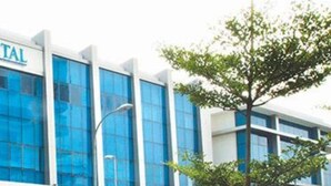 Un bâtiment moderne abritant un hôpital, avec une enseigne bien visible indiquant « Columbia Hospital ».