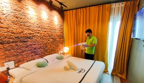 Individually decorated, desk, laptop workspace, iron/ironing board - Smile Hotel Danau Kota (Kuala Lumpur)