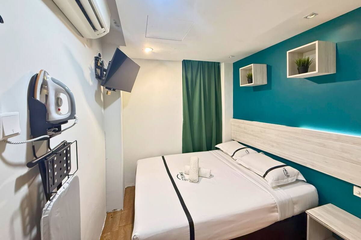 Deluxe kamer | Een bureau, een laptopwerkplek, een strijkplank/strijkijzer, gratis wifi