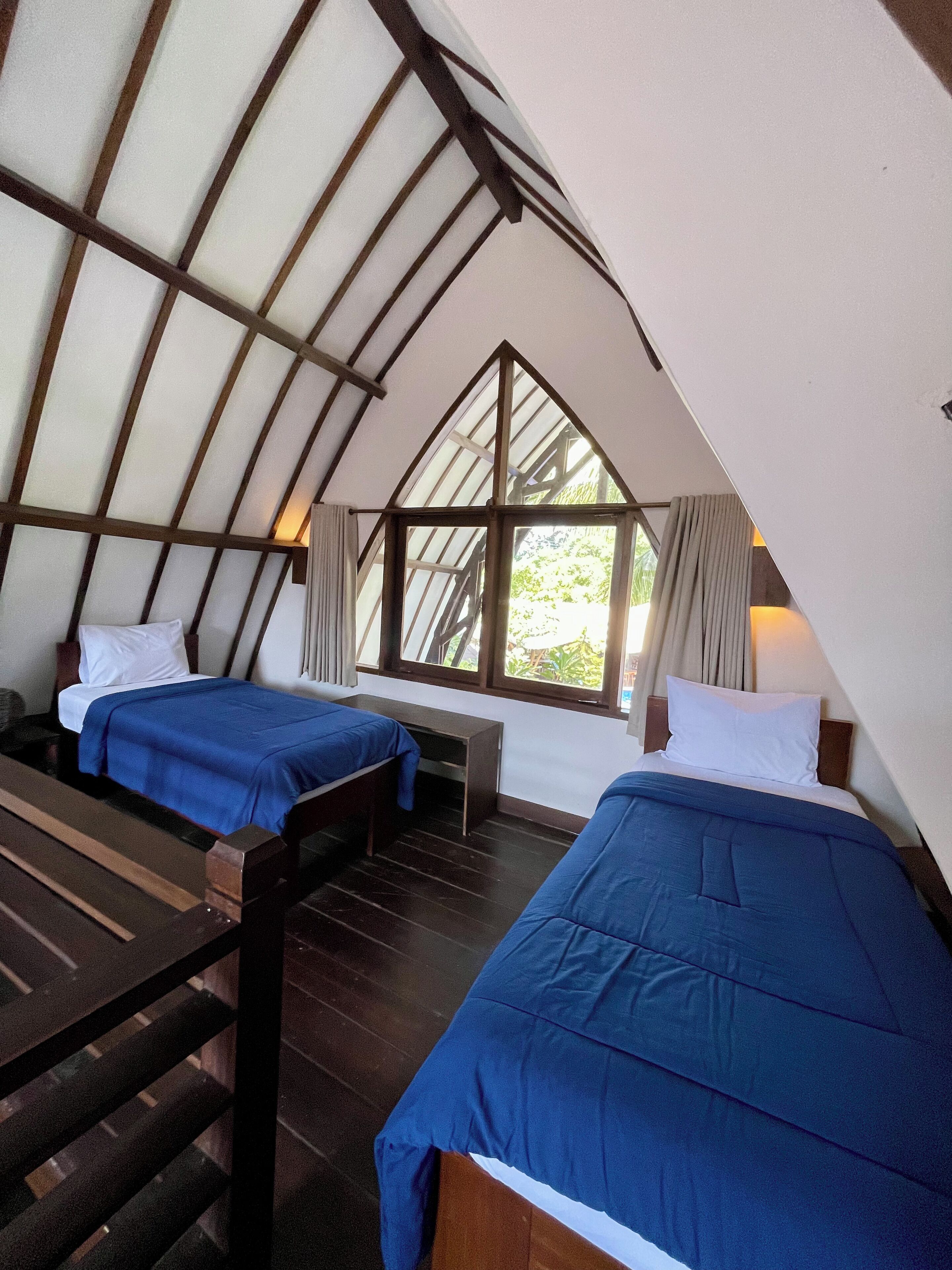 Caja de seguridad en la habitación y ropa de cama 