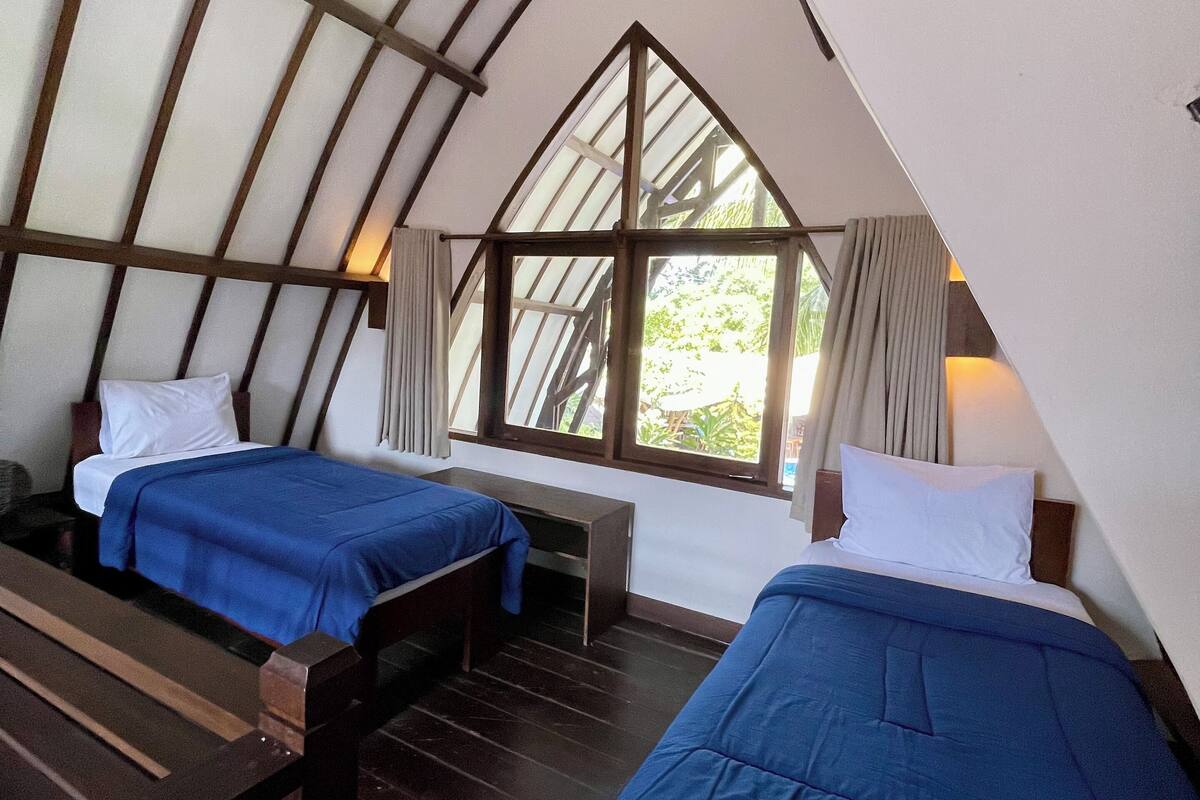 Caja de seguridad en la habitación y ropa de cama