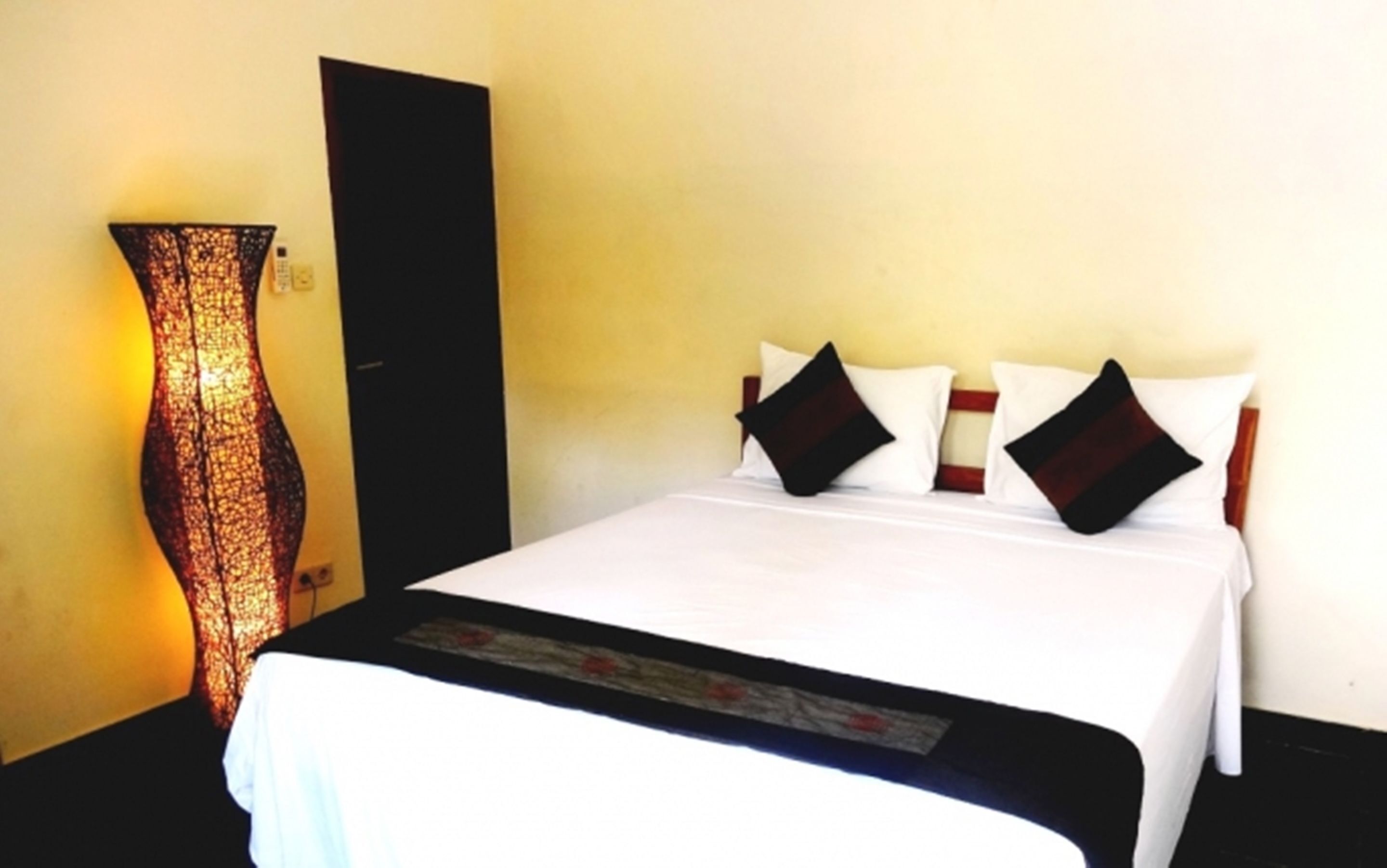 In-room safe, bed sheets