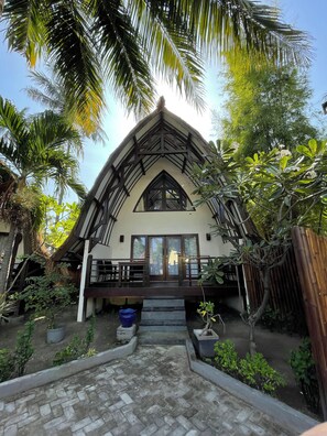 Family Pool Bungalow | In-room safe, bed sheets