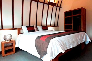 In-room safe, bed sheets - Oceans 5 Dive Resort (Gili Air)