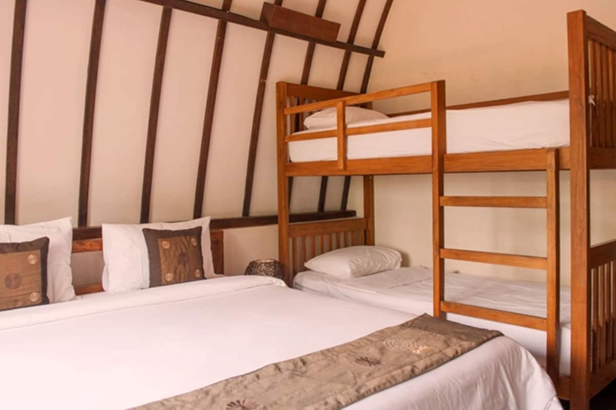 Bungalow, sjøutsikt, ved basseng (with Extra Bunk Bed) | Safe på rommet og sengetøy