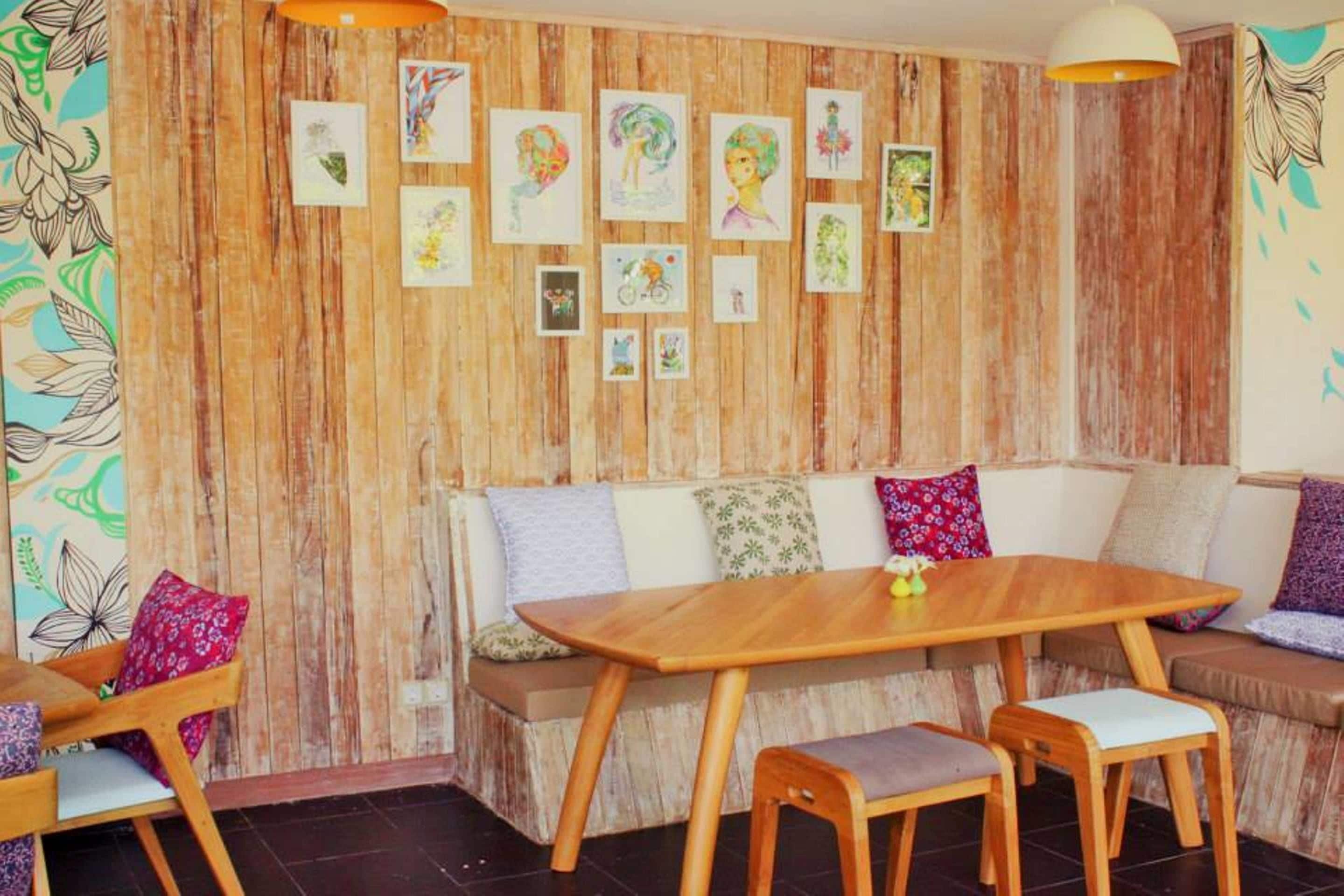 breakfast and lunch served, international cuisine