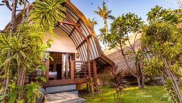 Bungalow, pemandangan laut, di pinggir kolam renang | Teras/patio