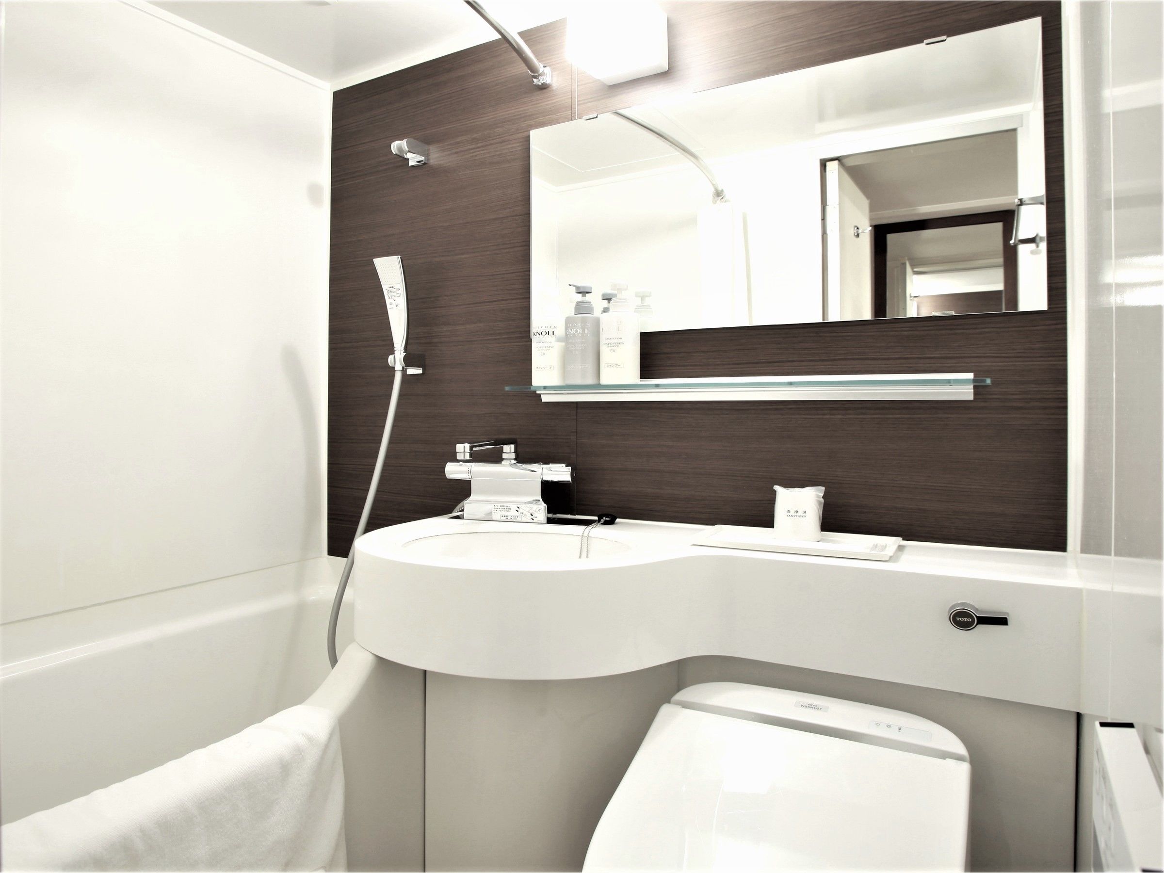 Ensemble douche/baignoire, articles de toilette gratuits, sèche-cheveux